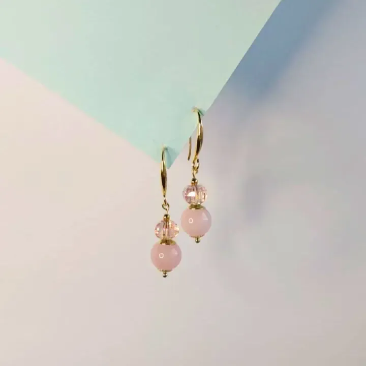 Brincos de gancho dourado com cristal rosa facetado e pedra rosa redonda