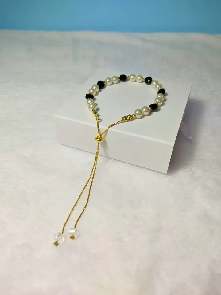 Pulseira ajustável de pérolas e cristais pretos com corrente dourada de correr