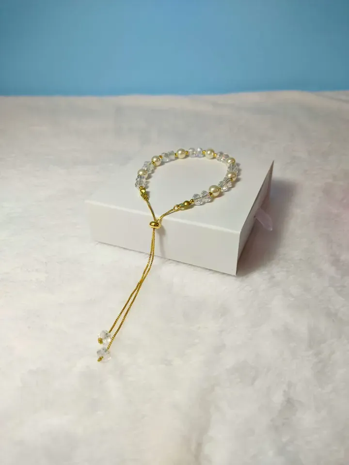 Pulseira ajustável de pérolas e cristais transparentes com corrente dourada de correr